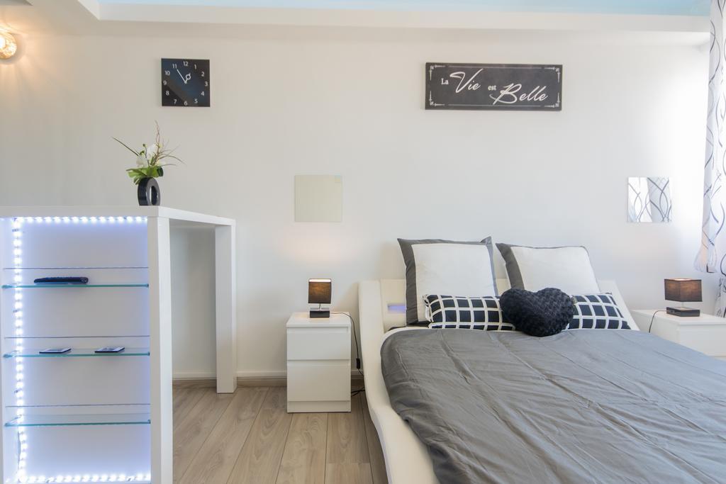 Sweethome Dijon - Black & White Exterior photo
